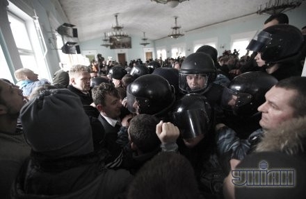 Участники драки между активистами ВО "Свобода" и милицией
