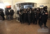 Сотрудники милиции блокируют проход к лифту в помещении Главпочтамта