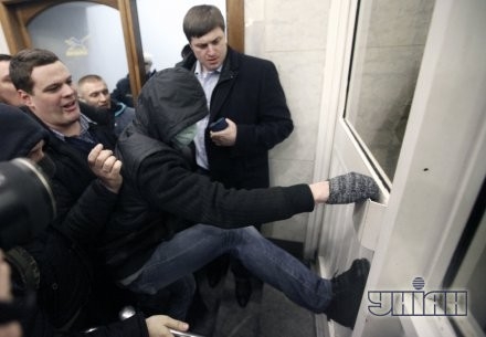 Народные депутаты от ВО "Свобода" Андрей Ильенко, слева, и Олег Осуховский, справа