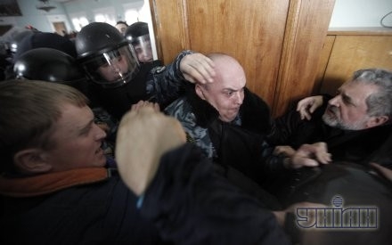 Участники драки между активистами ВО "Свобода" и милицией