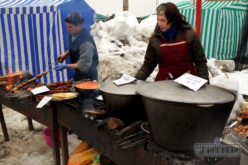 Повара готовят еду на мангале во время кулинарного фестиваля