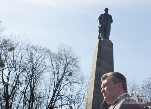Президент Украины Виктор Янукович во время возложения цветов к памятнику Кобзарю на его могиле на Чернечей горе в Каневе 
