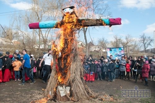 Горящее чучело Зимы во время празднования Масленицы в Историко-культурном комплексе «Запорожский Дуб», в Запорожье