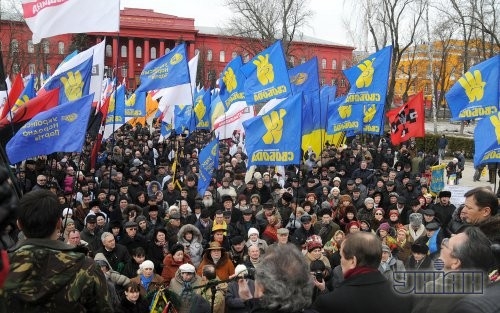 Участники митинга, который провели оппозиционные силы возле памятника Тарасу Шевченко