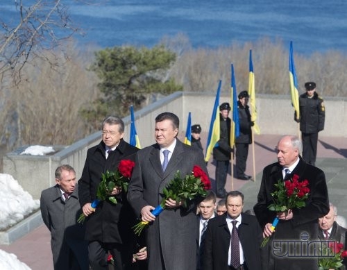 Слева направо: губернатор Черкасской обл. Сергей Тулуб, Президент Украины Виктор Янукович и мэр Черкасс Сергей Одарич 
