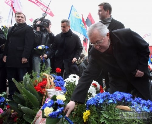 Депутаты от «Батькивщины» Николай Катеринчук, второй справа, Борис Тарасюк, справа, и депутат от фракции УДАР Валентин Наливайченко, третий слева
