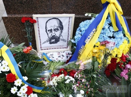 Вышитый портрет Тараса Шевченко во время митинга, который провели оппозиционные силы