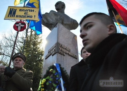 Участники торжеств по чествованию памяти генерал-хорунжего, главного командира УПА Романа Шухевича, в с. Белогорща