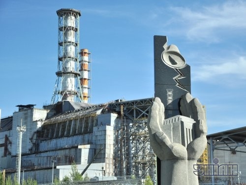 Стела памяти погибшим работникам ЧАЭС на территории четвертого энергоблока Чернобыльской АЭС