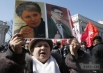Участница митинга оппозиции держит портреты экс-премьер-министра Украины Юлии Тимошенко и экс-министра внутренних дел Украины Юрия Луценко
