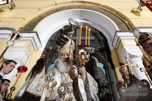 Патриарх Киевский и всея Руси-Украины УПЦ КП Филарет возле Владимирского собора перед началом Пасхального богослужения