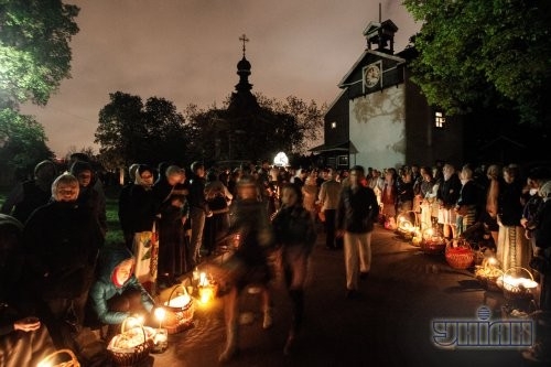 Верующие перед началом церемонии освящения пасхальных корзин по случаю празднования Светлого Христова Воскресения в Киеве