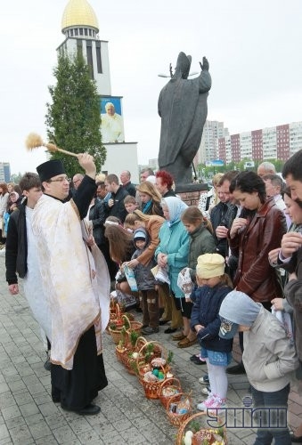 Священник освящает пасхальные корзины возле львовской церкви Рождества Пресвятой Богородицы (УГКЦ)