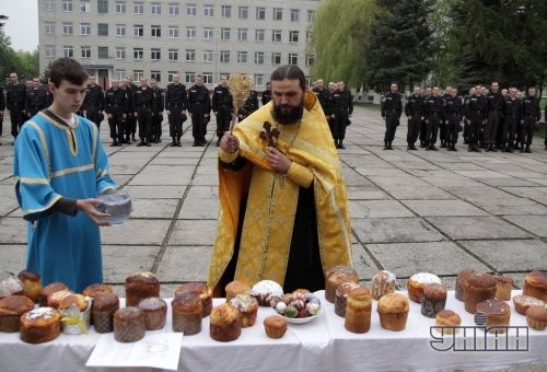 Священнослужитель освящает пасхальные куличи по случаю празднования Воскресения Христово на территории Галицкого соединения внутренних войск МВД Украины во Львове