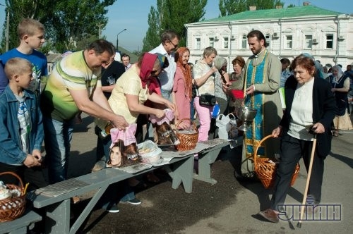 Священник во время церемонии освящения пасхальных корзин по случаю празднования Светлого Христова Воскресения в Запорожье