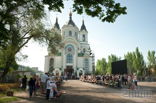 Верующие перед началом церемонии освящения пасхальных корзин по случаю празднования Светлого Христова Воскресения в Запорожье