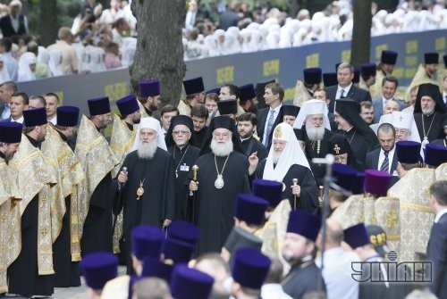 Глава русской православной церкви, Патриарх Московский и всея Руси Кирилл, первый справа на переднем плане, во время молебна
