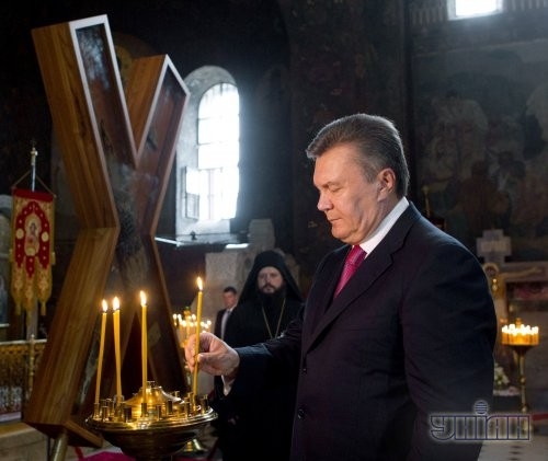 Президент Украины Виктор Янукович ставит свечу возле Креста апостола Андрея Первозванного в Трапезном храме Киево-Печерской Лавры