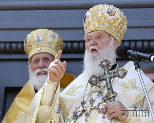 Патриарх Киевский и всея Руси-Украины УПЦ КП Филарет, справа, во время молебна возле памятника Владимиру