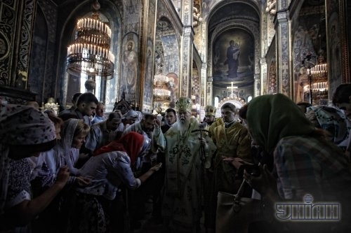 Патриарх Киевский и всея Руси-Украины УПЦ КП Филарет, в центре, во время божественной литургии