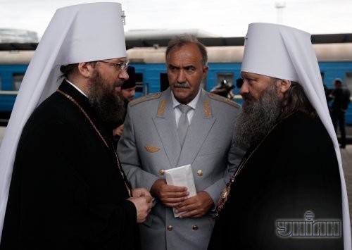 Настоятель Киево-Печерской Лавры Архиепископ Павел, справа, на Центральном железнодорожном вокзале