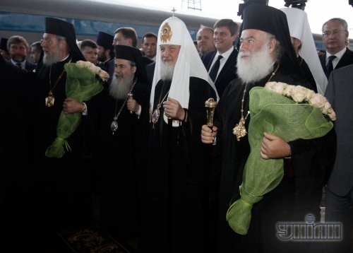 Глава русской православной церкви, Патриарх Московский и всея Руси Кирилл, в центре, на Центральном железнодорожном вокзале, в Киеве