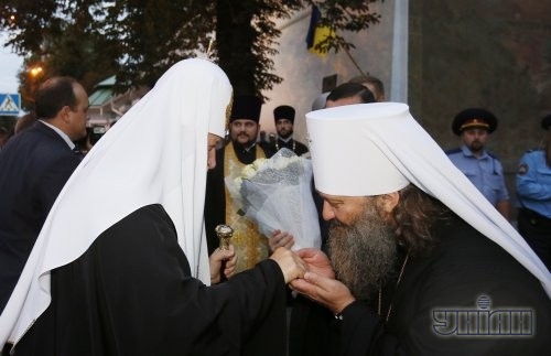 Глава русской православной церкви, Патриарх Московский и всея Руси Кирилл, слева, и Настоятель Киево-Печерской Лавры Архиепископ Павел