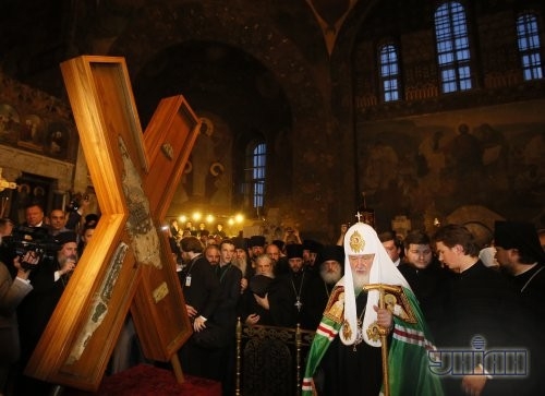 Глава русской православной церкви, Патриарх Московский и всея Руси Кирилл возле Креста апостола Андрея Первозванного