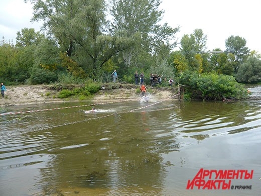 Одни из первых экстремалов смело вбегали в воду
