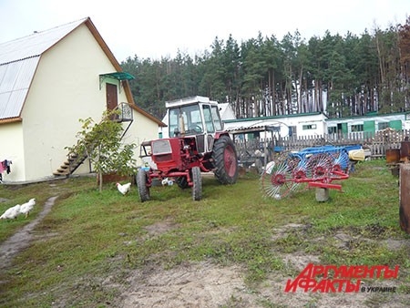 Чтобы обрабатывать свой надел и собирать урожай, монахиням приходится осваивать азы вождения сельхозтехники.