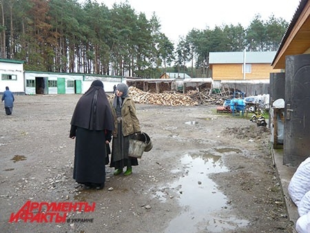Хоть работы и много, монахини находят время и поговорить.