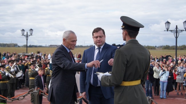 Губернатор Алексей Островский и Государственный секретарь Союзного государства России и Белоруссии Григорий Рапота собираются разрезать красную ленточку