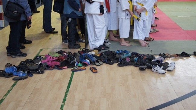 Еще один непременный атрибут соревнований по восточным единоборствам - сменная обувь, ее обязательно снимают на татами 