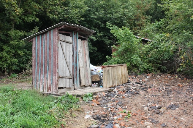 Целые семьи живут в разваливающихся строениях барачного типа без водопровода, канализации и отопления.