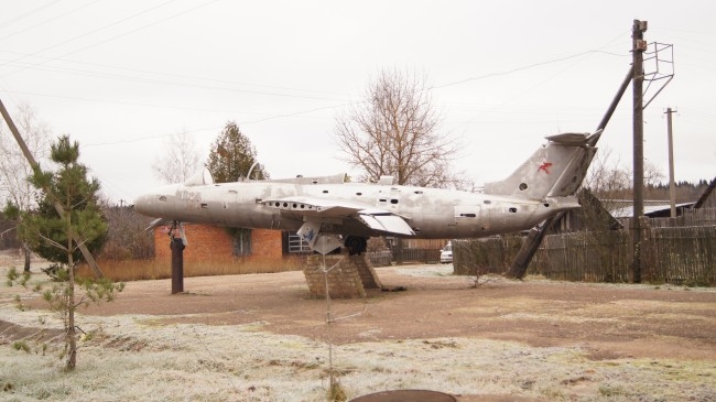 Самолет-памятник на центральной площади Высокого у автобусной остановки