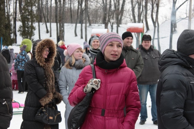 Смолянам показали ледовое шоу и напоили цыганским чаем