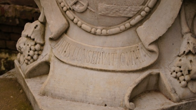 Львы держат герб рода Шереметьевых, внизу на латыни начертано «Бог сохраняет всех»