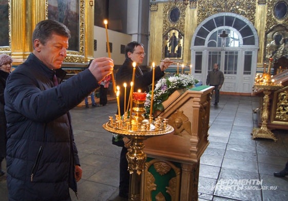 Вице-премьер правительства и министр культуры ставят свечки