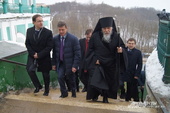 Епископ Пантелеимон провожает гостей в Успенский собор