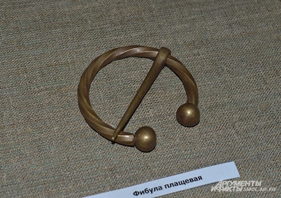 Эта вещица заменяла и пуговицу. и «молнию»