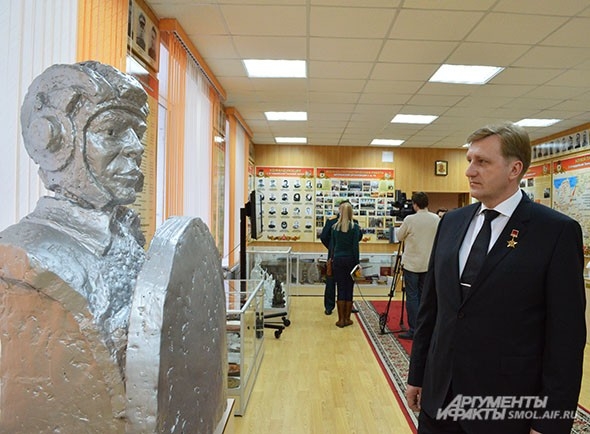 Александр Данилюк, мэр Смоленска, с интересом осмотрел экспозицию