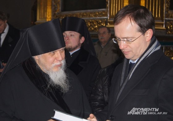 Епископ Пантелеимон дарит Владимиру Мединскому книгу