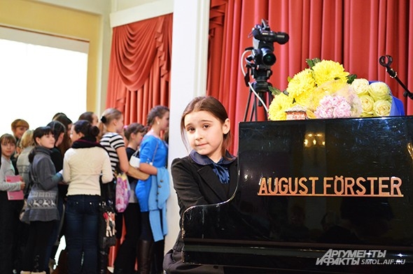 После мастер-класса кто-то торопится посидеть за роялем, на котором играл Дмитрий Маликов, а кто-то - получить его автограф