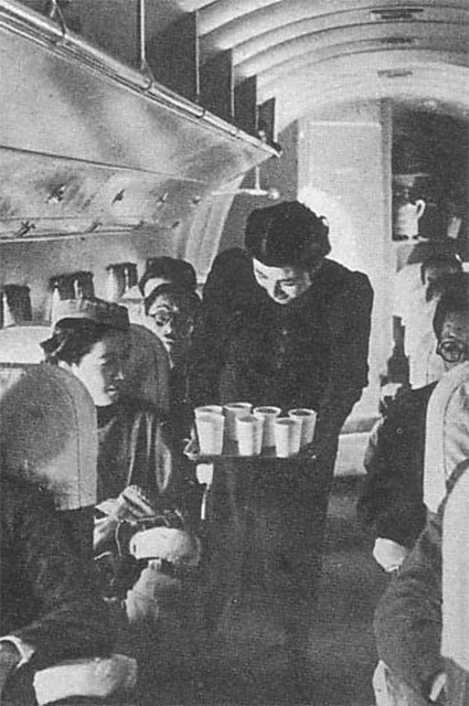 Бортпроводница японской авиакомпании в 1940 году.