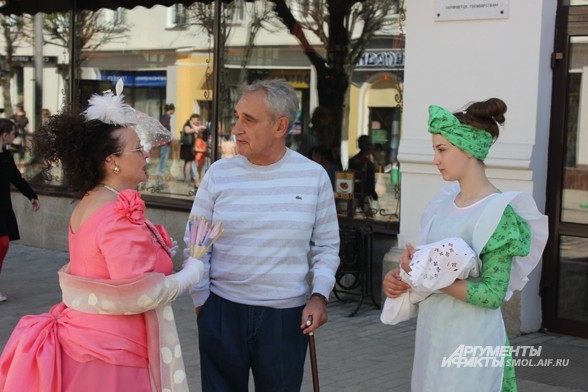 Смолянам показали костюмированное шоу