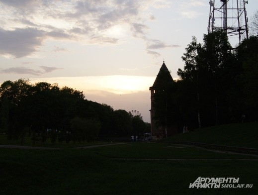 На город спускалась ночь