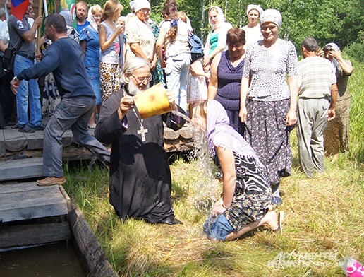 Традиционное обливание водой из Днепра