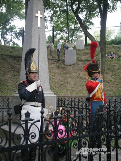Возложение цветов к памятнику 1812 года