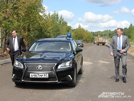 Видя то, что рабочие не успевают, в дело решили вмешаться губернатор Алексей Островский и его первый заместитель Михаил Питкевич
