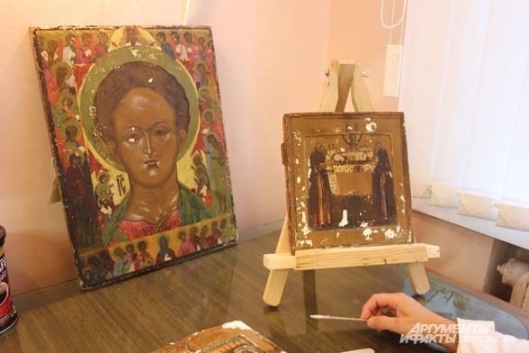 Эти иконы их коллекции М.К. Тенишевой готовят к выставке, приуроченной к 1150-летию Смоленска.